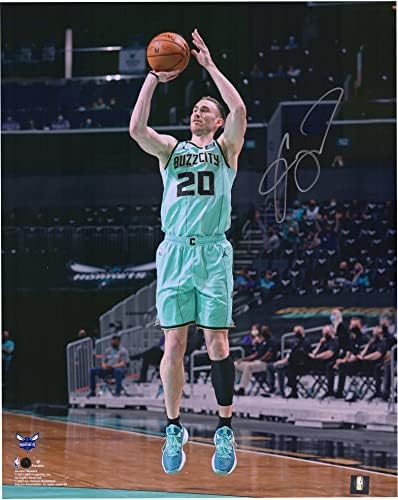 Gordon Hayward Charlotte Hornets İmzalı 16 x 20 Deniz Mavisi Forması Fotoğraf Çekimi-İmzalı NBA Fotoğrafları